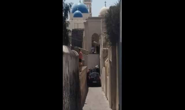 Απίστευτο βίντεο: Αυτοκίνητο σφήνωσε στα σοκάκια της Σαντορίνης με αποτέλεσμα να...