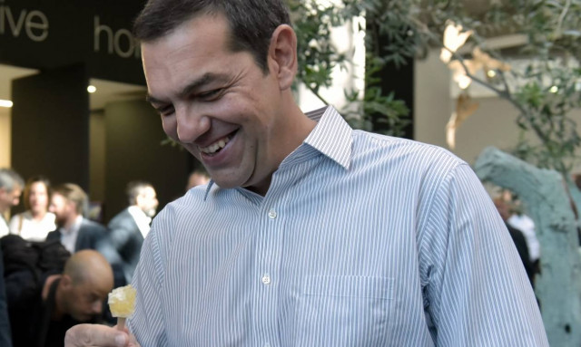 Απίστευτο: Πάλι… ατύχημα είχε ο Τσίπρας – Του κόλλησε κηρήθρα στα δόντια! (pics)