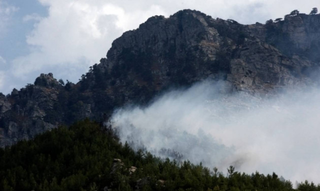 Μαίνεται η φωτιά στα Καλάβρυτα