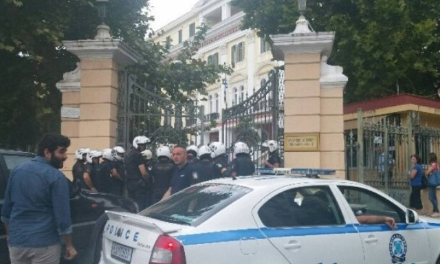 Εισβολή μελών του Ρουβίκωνα στο υπουργείο Μακεδονίας-Θράκης (vids)