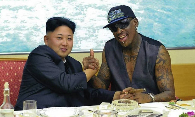 Ο Ντένις Ρόντμαν τραγουδά και κάνει σκι με τον φίλο του Κιμ Γιονγκ Ουν!