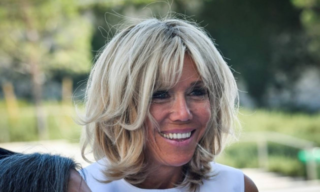 Μπριτζίτ Τρονιέ: Έβγαλε τα ψηλοτάκουνα για να ανέβει στην Ακρόπολη (pics)