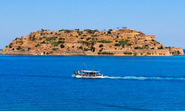Σπιναλόγκα: Ένα τουριστικό ταξίδι στον χρόνο και την τεράστια ιστορία του «καταραμένου» νησιού (vid)