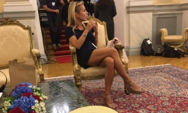 Επίσκεψη Μακρόν: Το «καυτό» σταυροπόδι της Γαλλίδας δημοσιογράφου στο Προεδρικό Μέγαρο