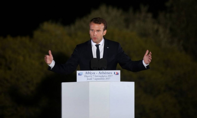 Ισχυρός συμβολισμός Μακρόν από την Πνύκα: Ξεκίνησε την ομιλία του στα ελληνικά (vid)