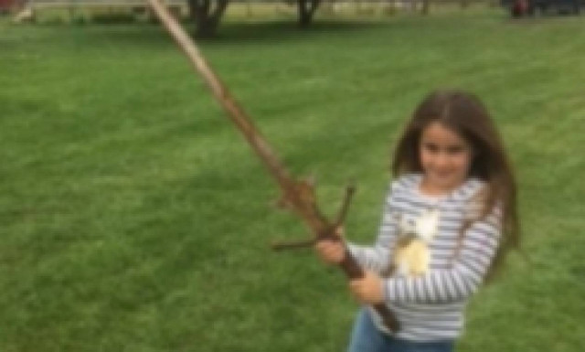 Βρετανία: Αναβιώνει ο μύθος του Εξκάλιμπερ μετά την ανακάλυψη σπαθιού από 7χρονη σε λίμνη (pics)