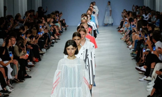 «Μπλόκο» στα αδύνατα και πολύ νεαρά μοντέλα βάζουν Kering - LVMH