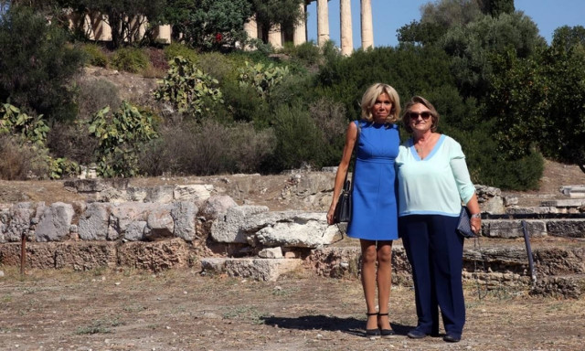 Το χρυσό δώρο που ενθουσίασε την Μπριζίτ Μακρόν και οι selfies με τους τουρίστες