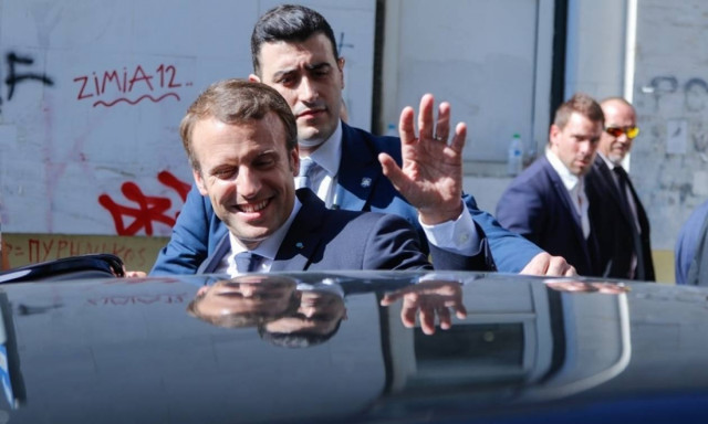 Ο Μακρόν αναχώρησε από την Ελλάδα: Γιατί δεν επιβιβάστηκε στο ίδιο αεροσκάφος με την Μπριζίτ