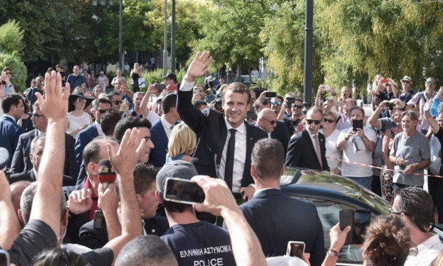 Έσπασε κάθε πρωτόκολλο ο Μακρόν – Αντί να αναχωρήσει για Γαλλία… πήγε βόλτα στην Ερμού (pics)
