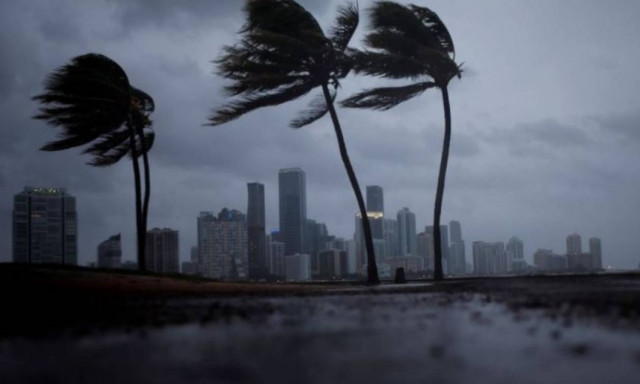 Κυκλώνας Ίρμα: Υποβαθμίστηκε στην κατηγορία 3 αλλά παραμένει εξαιρετικά επικίνδυνος