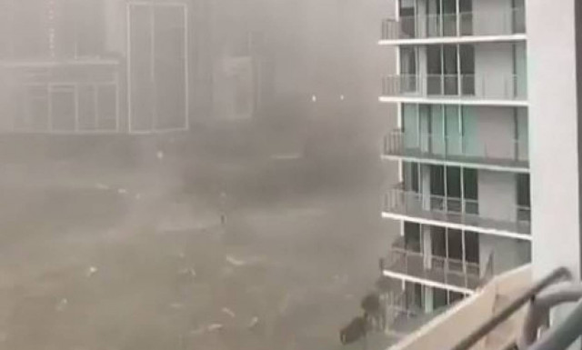 Βίντεο ΣΟΚ - Τυφώνας Ίρμα: Γιγαντιαία κύματα χτυπούν ουρανοξύστες (vids)