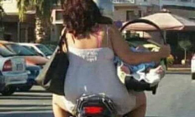 Εξοργιστικό: Ελληνίδα μάνα θέτει σε κίνδυνο το μωρό της πάνω σε μηχανή