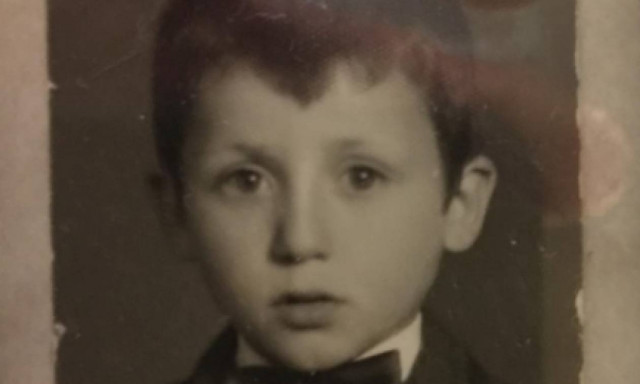 Απίστευτο! Ποιος πασίγνωστος Έλληνας δημοσιογράφος είναι το παιδάκι της φωτογραφίας;