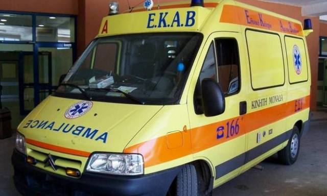 Τρίκαλα: Δύο τραυματίες από σφοδρή σύγκρουση νταλίκας με βανάκι (pic & vid)