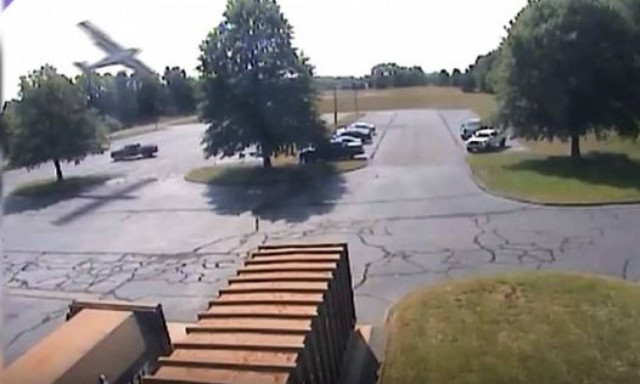 Απίστευτο βίντεο: Αεροπλάνο έπεσε πάνω σε δέντρο - Σώος ο πιλότος!