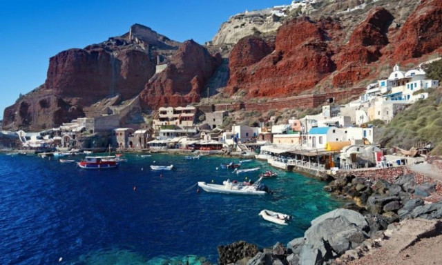 Απίστευτο: Αναπληρωτές εκπαιδευτικοί σε Σαντορίνη και Μύκονο κοιμούνται σε sleeping bags!