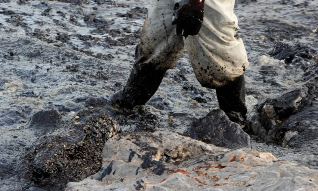 Ποιος είναι ο ιδιοκτήτης του πλοίου που μόλυνε με τόνους μαζούτ τη Σαλαμίνα; (pics)