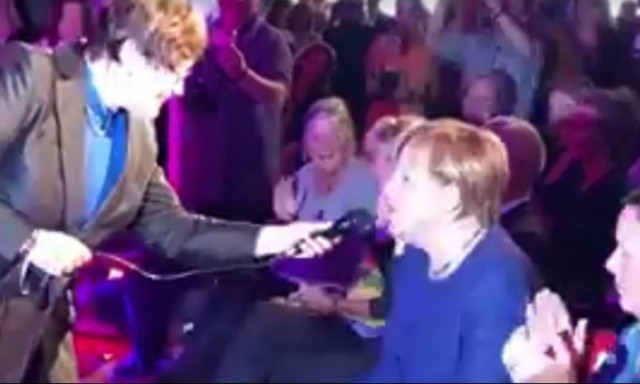 Η Άνγκελα Μέρκελ ξεφαντώνει σε ρόλο τραγουδίστριας (vid)