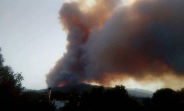 Φωτιά ΤΩΡΑ: Πύρινη κόλαση στην Αχαΐα - Στις φλόγες σπίτια και περιουσίες