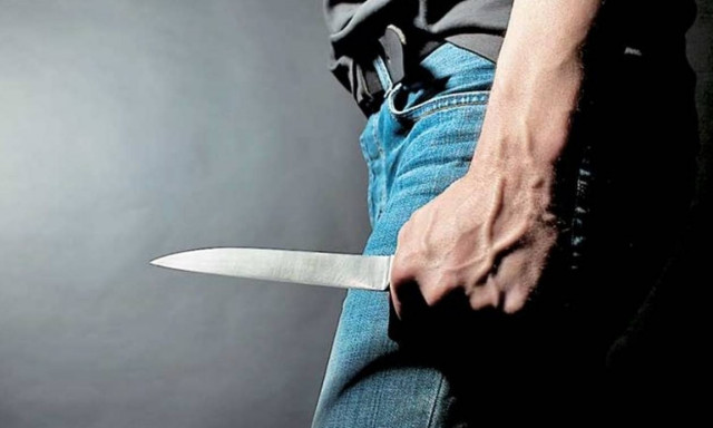 ΣΟΚ: Μπήκε με κουζινομάχαιρο στην Εφορία Σύρου