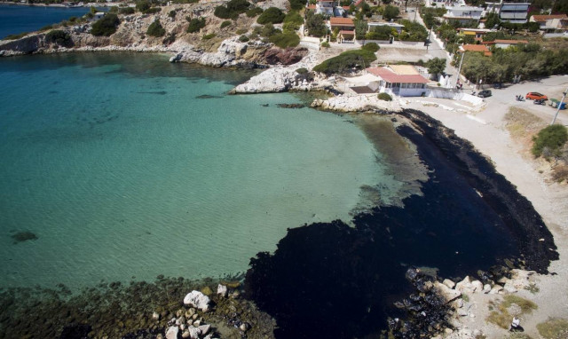 Συναγερμός σε όλο το παραλιακό μέτωπο της Αττικής - Στον Άγιο Κοσμά έφτασε η πετρελαιοκηλίδα (pics)