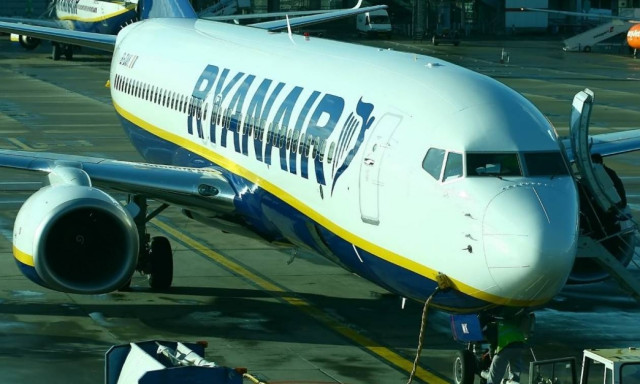 Η Ryanair αλλάζει πολιτική για τις χειραποσκευές