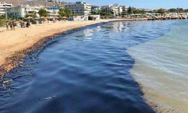 Δραματική κατάσταση στη Γλυφάδα: Μαύρισε η παραλία από την πετρελαιοκηλίδα – Συγκλονιστικές εικόνες