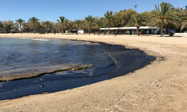Πετρελαιοκηλίδα - Δραματική εξέλιξη: «Μαύρισαν» οι παραλίες σε Γλυφάδα και Άγιο Κόσμα
