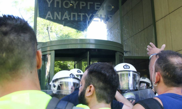 Εισβολή μεταλλωρύχων στο υπουργείο Περιβάλλοντος - Έσπασαν την πόρτα