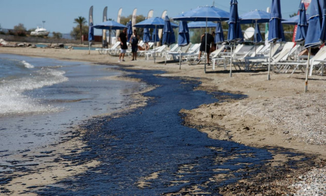 Πετρελαιοκηλίδα: Ολιγωρία και ανευθυνότητα «μαύρισαν» τον Σαρωνικό