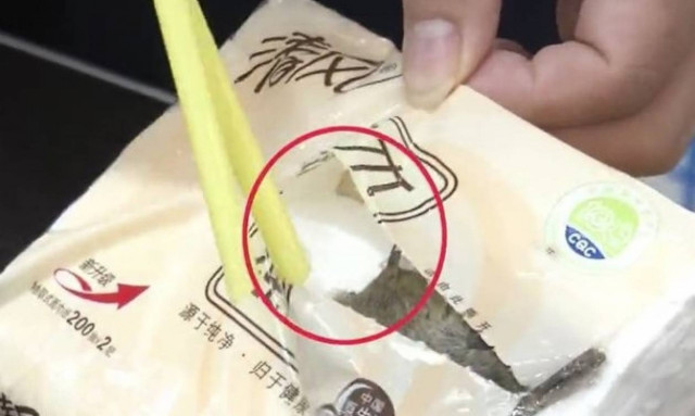 Ό,τι πιο αηδιαστικό έχετε δει ποτέ – Δείτε τι βρήκε σε πακέτο χαρτομάντηλων