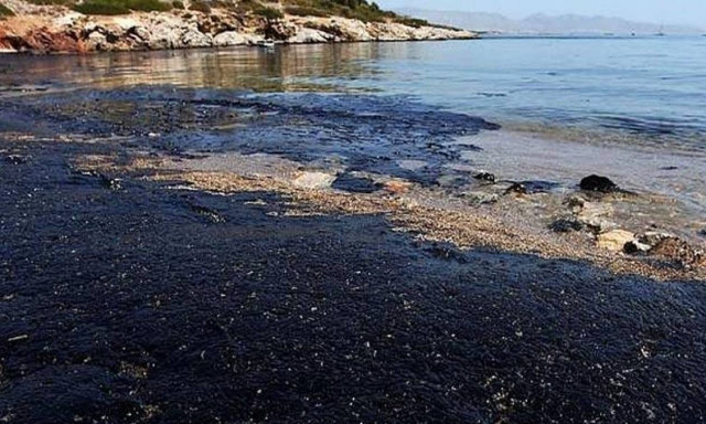 Πετρελαιοκηλίδα - Σαρωνικός: Ποια η πορεία της απορρύπανσης