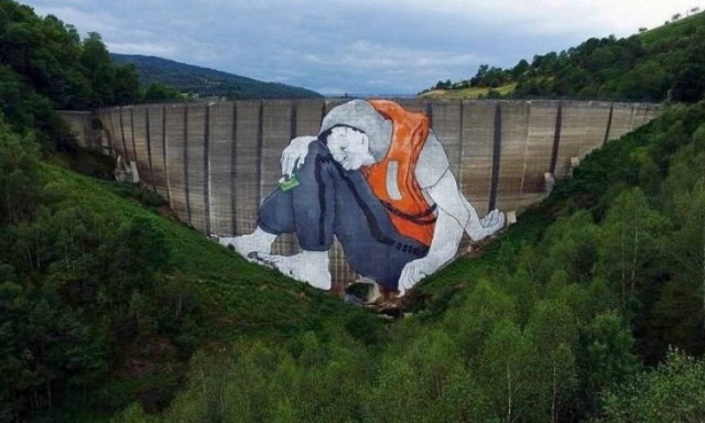 Ένας... ζωγραφισμένος πρόσφυγας ζητά είσοδο στη Γαλλία (pics)