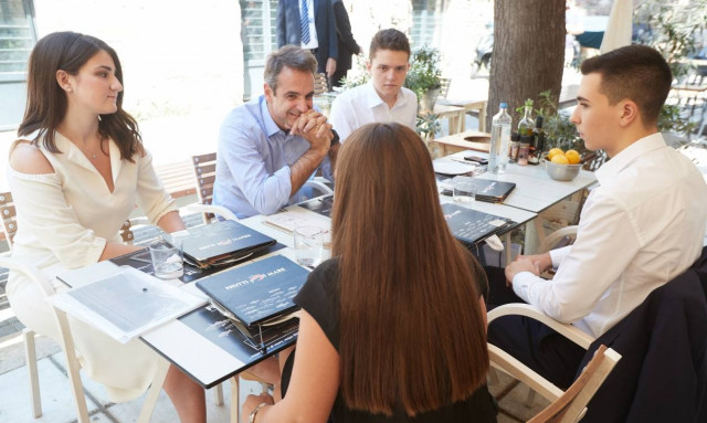 Το καφεδάκι Μητσοτάκη με τα «αστέρια» Έλληνες μαθητές και φοιτητές (pics)