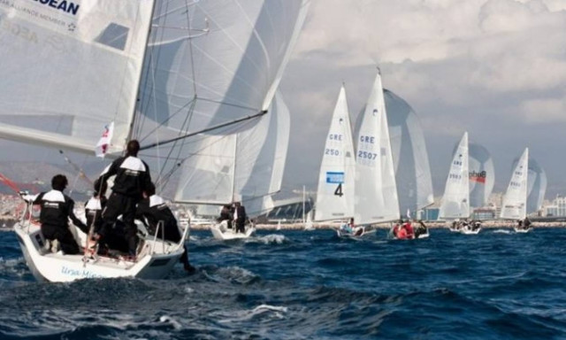 Η πετρελαιοκηλίδα «κόλλησε» όλους τους ιστιοπλοϊκούς αγώνες στον Σαρωνικό