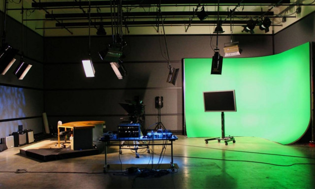 Ανείπωτη τραγωδία: Γνωστός παρουσιαστής απολύθηκε και μετά από λίγες ώρες «έχασε» τον γιο του