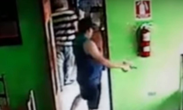 Πληρωμένος δολοφόνος εκτελεί το θύμα του εν ψυχρώ - ΣΚΛΗΡΟ ΒΙΝΤΕΟ