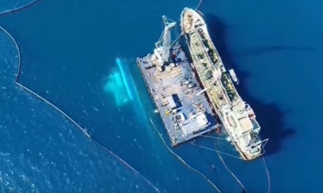 Πετρελαιοκηλίδα στον Σαρωνικό: Εντυπωσιακά εναέρια πλάνα από το βυθισμένο «Αγ. Ζώνη ΙΙ»