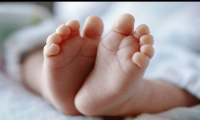 Κολομβία: Βρήκαν νεογέννητο μωράκι δίπλα σε κάδο σκουπιδιών