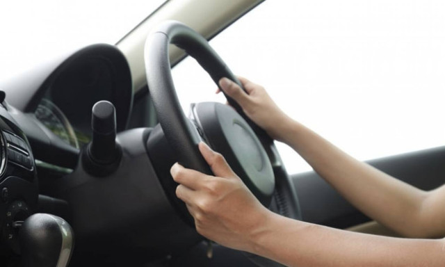 Απίστευτο: 15χρονος πήγαινε με αυτοκίνητο την 4χρονη αδερφή του στο σχολείο!