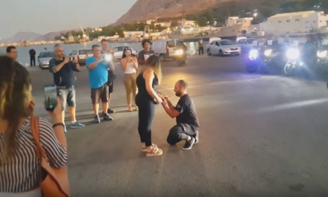 Χανιά: Η πρόταση γάμου που «ξεσήκωσε» το λιμάνι (vid)