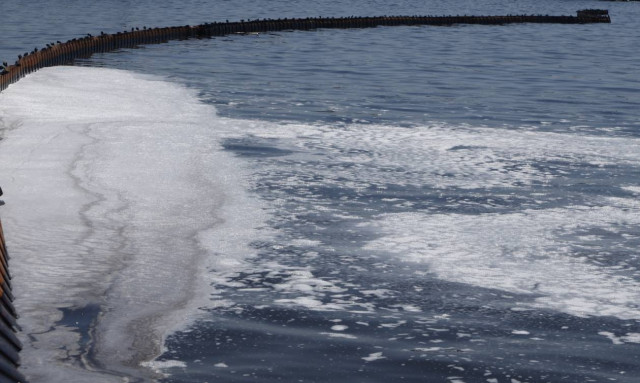 Πετρελαιοκηλίδα: Παίρνουν δείγματα από την Βούλα έως την Ανάβυσσο - Πού απαγορεύεται το κολύμπι