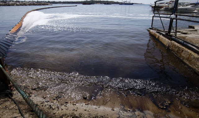 Εφιάλτης στον Σαρωνικό - Η πετρελαιοκηλίδα μαύρισε Βουλιαγμένη και Λαγονήσι!