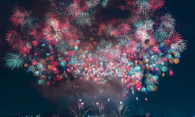 Viral: Τα πιο εντυπωσιακά πυροτεχνήματα του 2017 έκαναν τη νύχτα μέρα στην Ιαπωνία (Pics)
