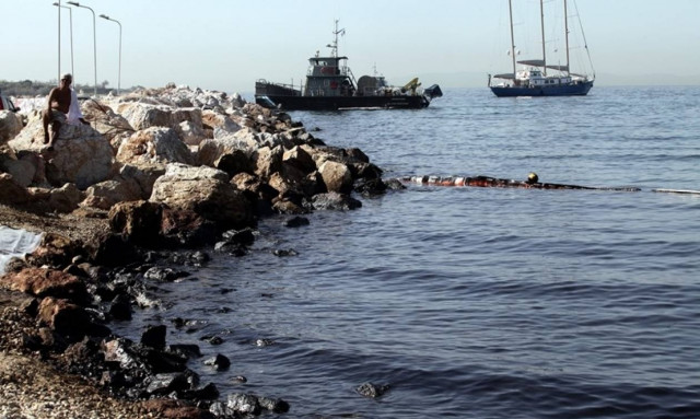 Αυτές είναι οι μαύρες παραλίες: Σε ποια σημεία παραμένει η ρύπανση από την πετρελαιοκηλίδα