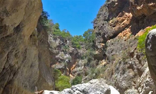 Το βίντεο που θα σε κάνει να πεζοπορήσεις το συγκλονιστικό Φαράγγι της Σαρακίνας!