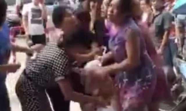 Οργισμένες σύζυγοι κλώτσησαν, χαστούκισαν κι έγδυσαν «ερωμένη» στη μέση του δρόμου (video)