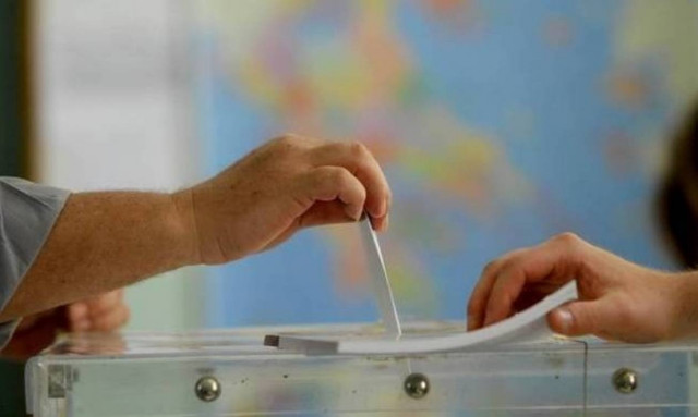 Δημοσκοπήσεις: Ένας πολιτικός «κλεφτοπόλεμος» για τα... μάτια του κόσμου