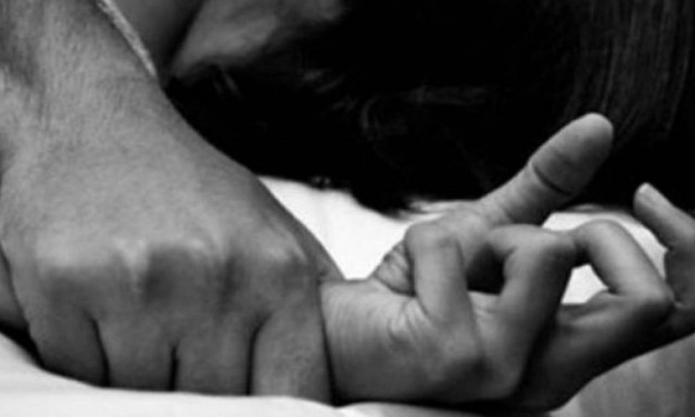 Σοκ: Βίασε τη δίδυμη αδερφή της συντρόφου του και είπε... ότι τις μπέρδεψε!